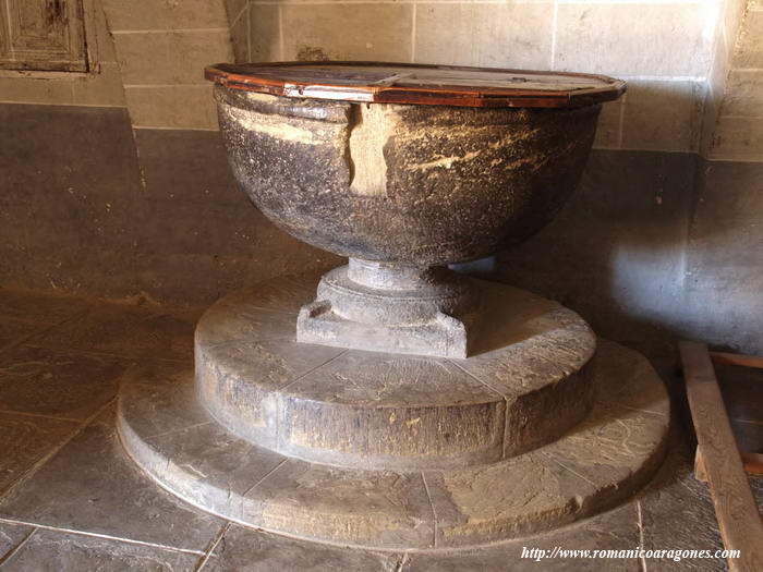PILA BAUTISMAL A LOS PIES DEL TEMPLO